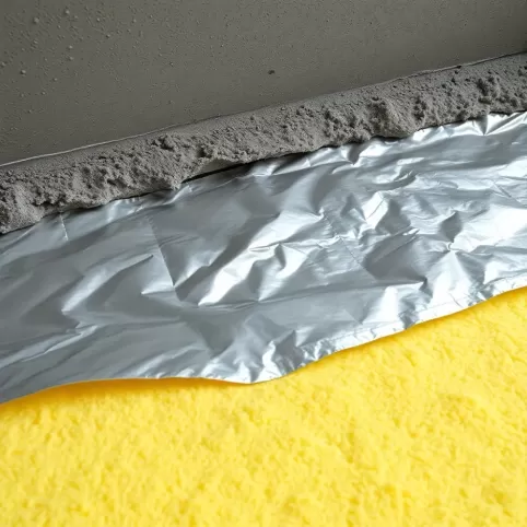 Czy dawać folię na styropian pod wylewkę