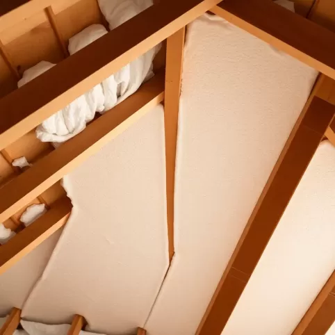 Czy dawać folię pod styropian na poddaszu