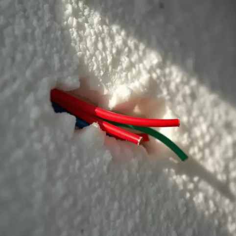 Czy przewody elektryczne mogą iść w styropianie