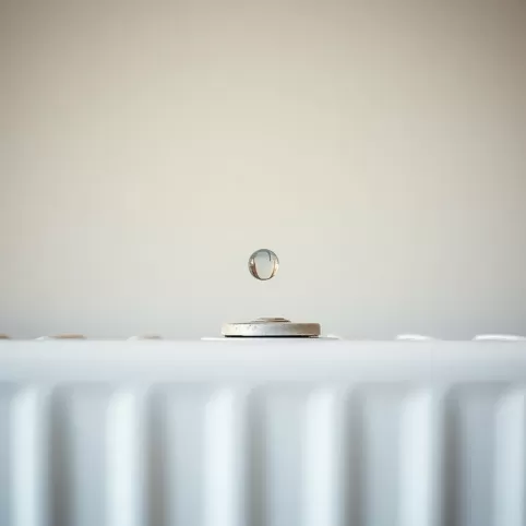 Czy przy odpowietrzaniu grzejnika leci woda