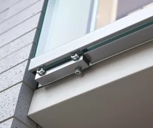 Mocowanie balustrady do ściany z ociepleniem
