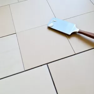 Czy można kłaść płytki na płytki przy ogrzewaniu podłogowym